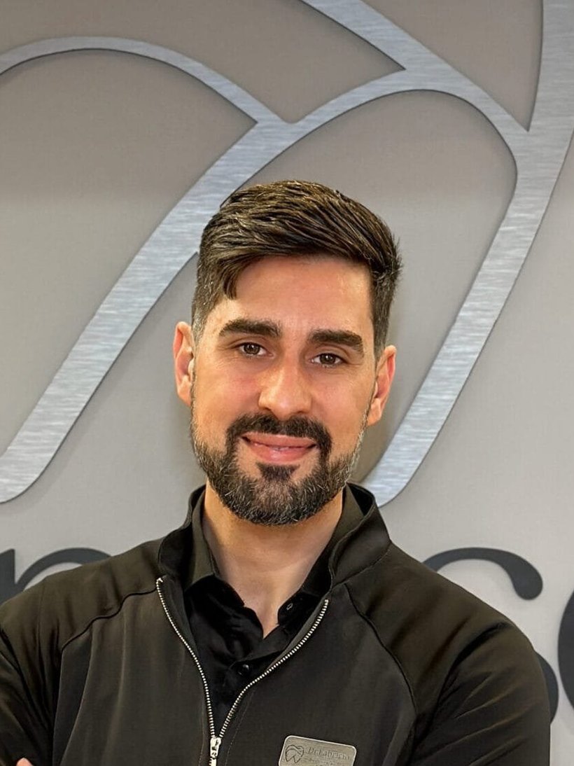 Dr. Fabrício Carezzato Nogueira, cirurgião-dentista CROSP 79.779, na Clínica CZN da Vila Mariana