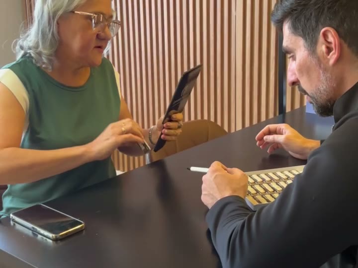 Paciente e Dr. Fabrício na mesa de atendimento da Clínica CZN, durante a avaliação